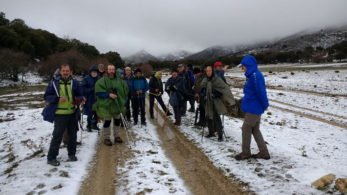 Una treintena de senderistas sexitanos realizaron una ruta entre nieve y sol